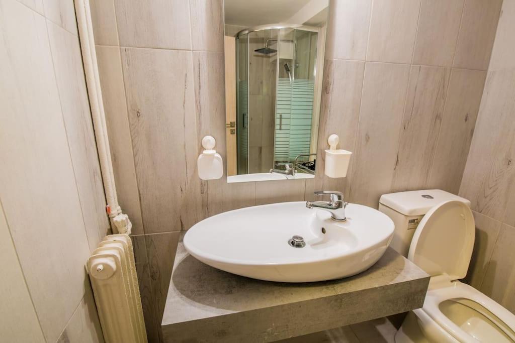 2 Bedrooms Apartment Close To Metro Dafni In Aten Exteriör bild