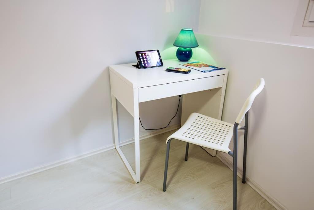 2 Bedrooms Apartment Close To Metro Dafni In Aten Exteriör bild
