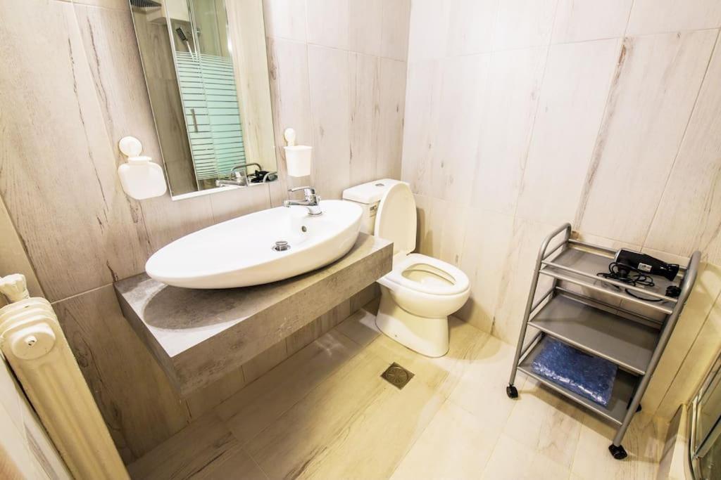 2 Bedrooms Apartment Close To Metro Dafni In Aten Exteriör bild
